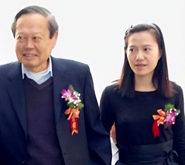 没想到，杨振宁去世后，49岁妻子翁帆，竟因一个动作实现口碑暴涨