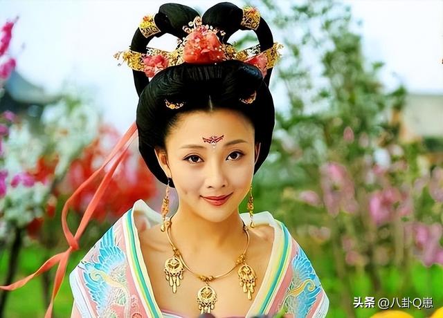 她是演员中的富婆，豪车多的开不过来，如今45岁却像年龄少女
