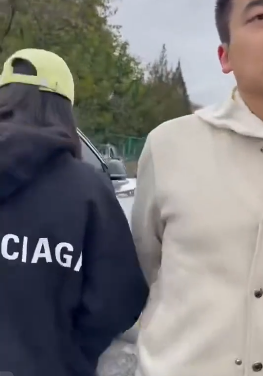 女子偶遇老公陪小三产检，薅其头发泄愤，老公身份被扒，网友气炸