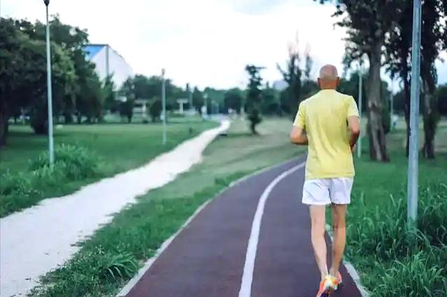 上年龄不能慢跑？医生多次提醒：64岁以后，牢记慢跑“5不要”