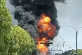 突发！320国道一辆油罐车起火，目击者：大货车追尾了油罐车图片