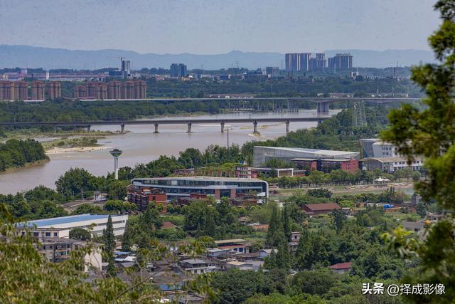 登“尊师亭”，揽西川景