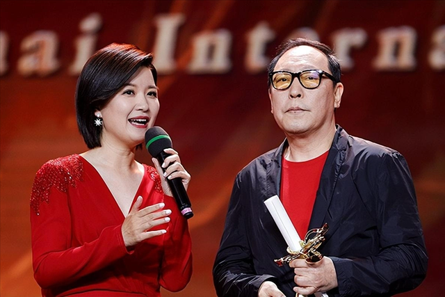 原来她是倪大红的妻子，难怪65岁还在内娱活跃，娶一个贤妻旺三代