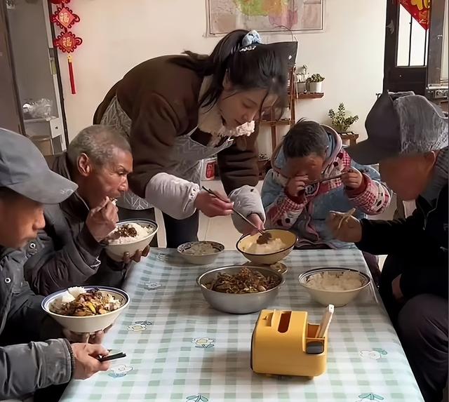 网红李富贵带46位老人去旅行，听戏吃大餐，《人民日报》点赞转发