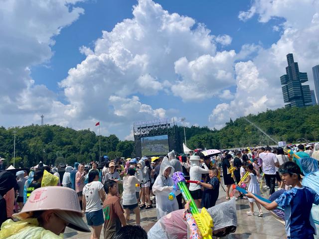 贵阳观山湖上演盛夏民族狂欢 水舞交融点燃夏日激情