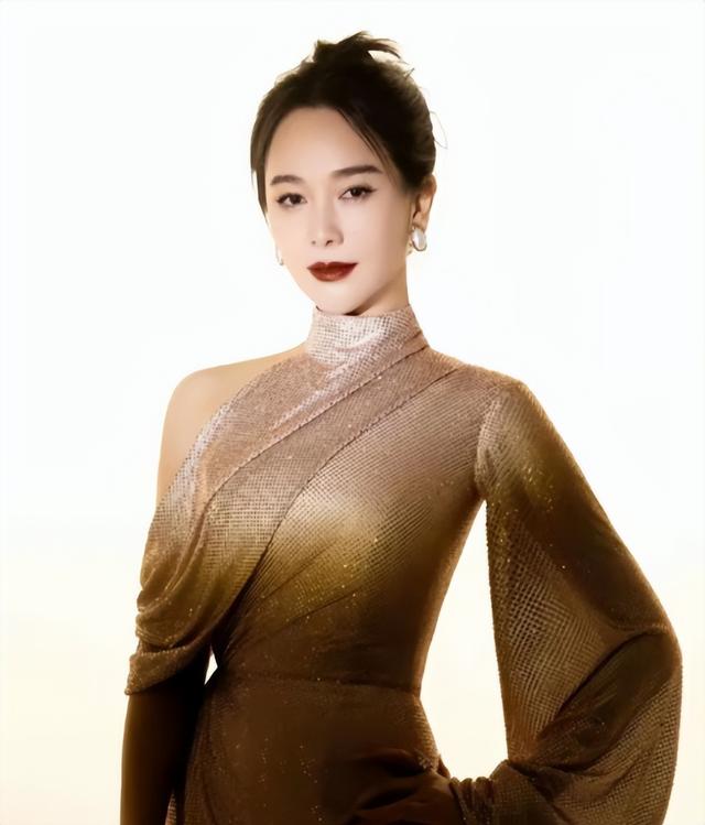 内地第一尤物左小青：戏里宽衣解带令人沉醉，如今48岁依旧迷人