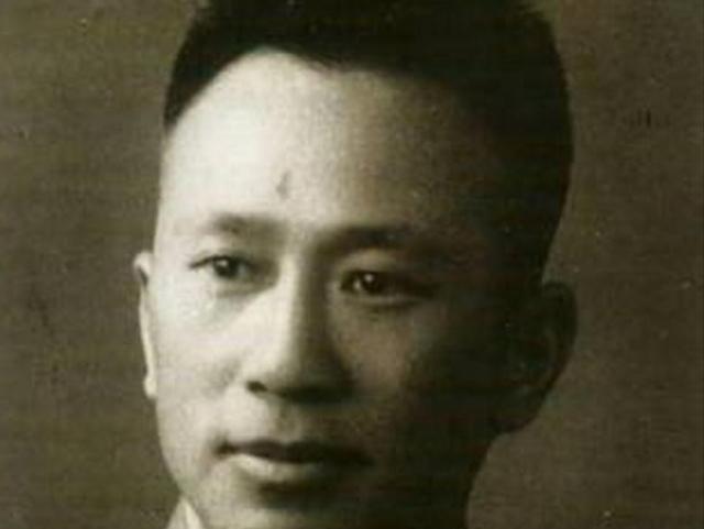 陈赓向主席介绍一人：这我兄弟，毛主席：你可知道他是我什么人？