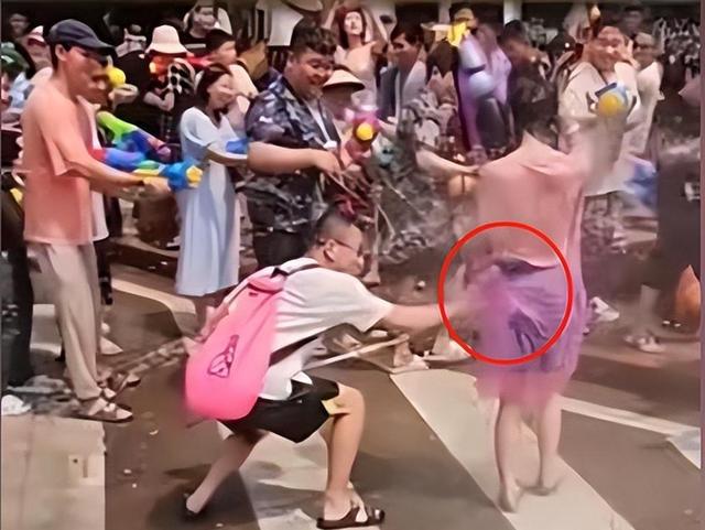 滚出中国！云南泼水节炸出一群“男流氓”，当众扒衣喷私处太龌龊