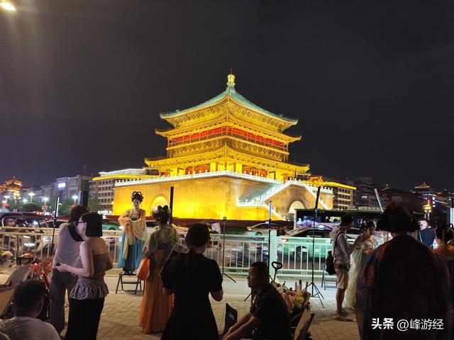 夜逛钟鼓楼，感受十三朝古都的人间烟火，不愧为大唐不夜城