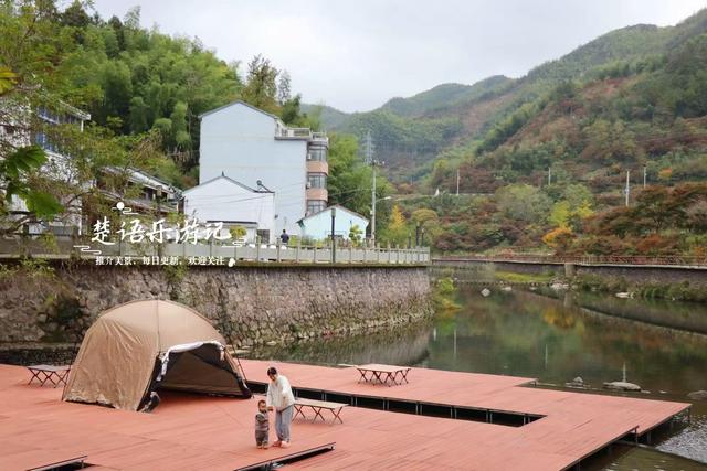 宁波余姚的夫妻银杏又火了，树边的溪上休闲空间超美，好拍又好玩