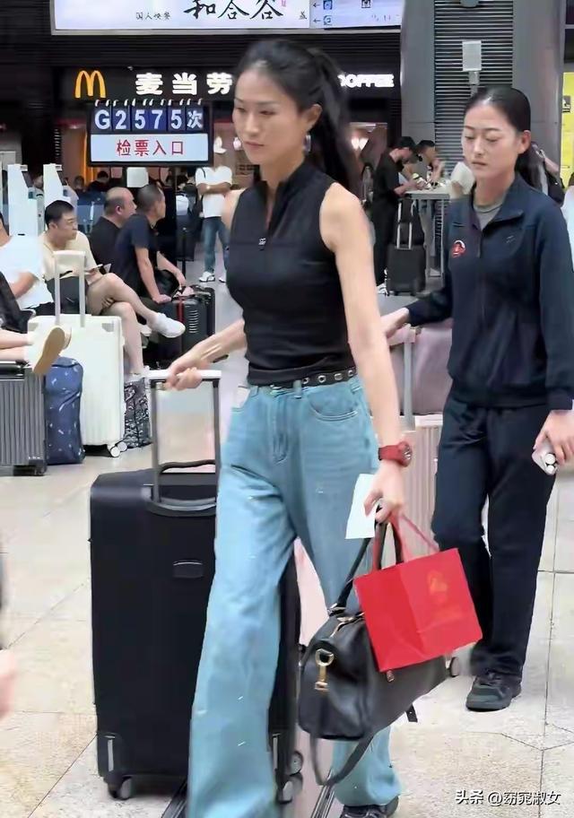 女民兵们各自返程回家，身高都在180左右，军装一脱依旧光芒万丈!