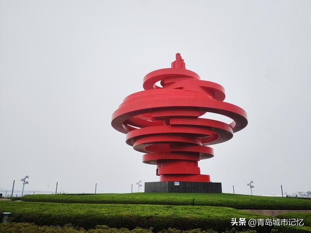 五四广场“五月的风”大型雕塑，最顶端像什么呢？