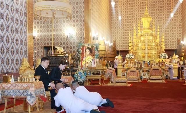 葬礼第10天！泰王被侍从扶着走，苏后冷着脸，欧拉弄独自祭奠婆婆