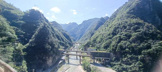 两山相对出，孤峰绕白云