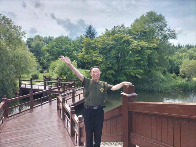 贾永学战友随团旅游，经过伊春林都木雕园，与张永学短聚游园！