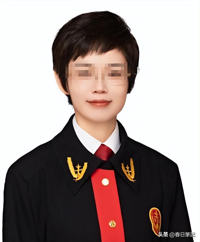 辱骂法官事件新后续！现场监控曝光，更多细节被扒，网友直呼活该
