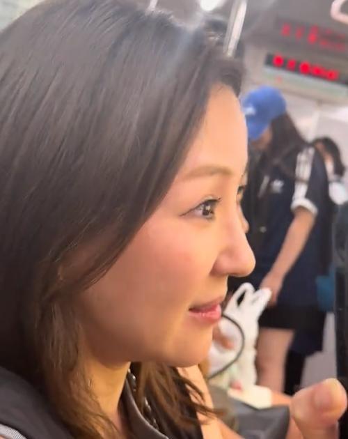江苏女孩出国旅游，地铁上遭日本人侮辱，女孩硬刚：我是你爸爸