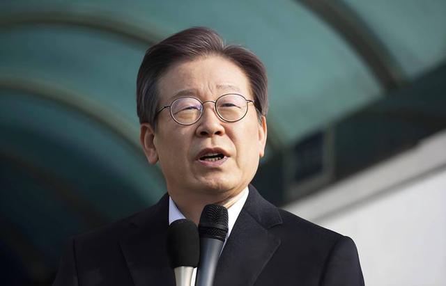 李在明拒绝出席中国阅兵，王毅挂断电话，送了韩国一句话
