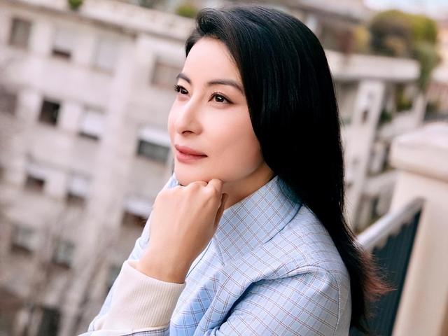 霍启刚没想到，44岁郭晶晶再传喜讯，让霍震霆和香港阔太圈沉默了