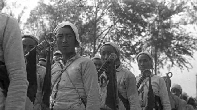 38年1月，桓台一队鬼子外出测绘地形，返程时一个背器械的落了单