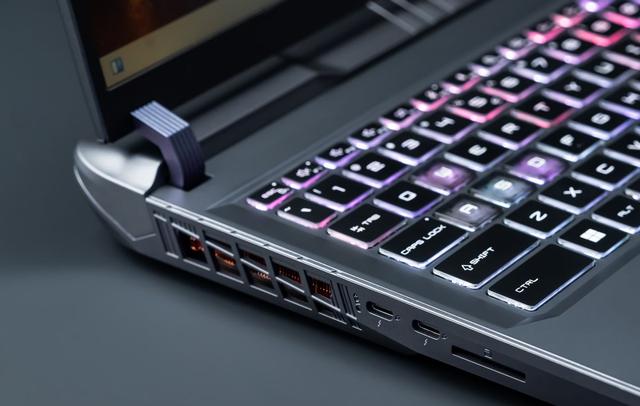 微星还是有点名堂！泰坦16 AI（255HX/5070Ti）开箱
