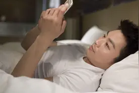爱在睡前玩手机的人：用不了多久，就可能会“落下”这3个毛病！图片