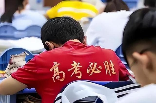 笑麻了！江苏女苦读12年，大学离家门1.4公里，4分钟路程让她崩溃