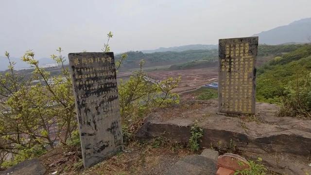 重庆綦江山头有一奇石，边上有几块石碑，碑刻上有赞美诗句和传说