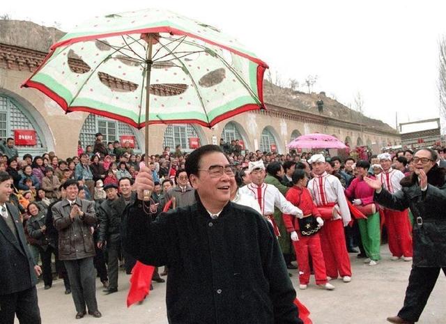 李鹏总理年轻时有多帅？1959年在吉林留影，31岁玉树临风气质不凡