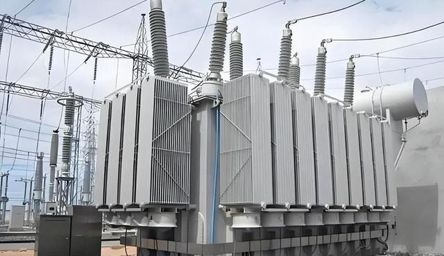 马斯克一语成谶：全球疯抢的不是芯片，而是中国20万一台的变压器