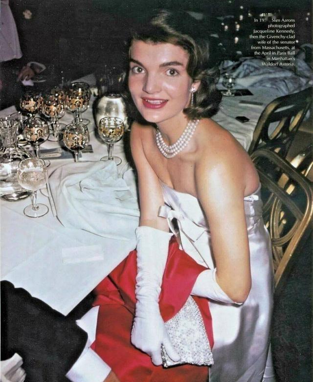 1961年杰奎琳评价大她3岁的英女王：一个如此平庸乏味的中年妇女