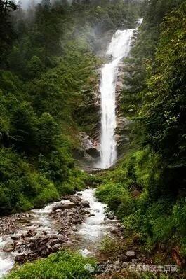 墨脱瀑布就像一条洁白的哈达，给人以不同的景观和情趣