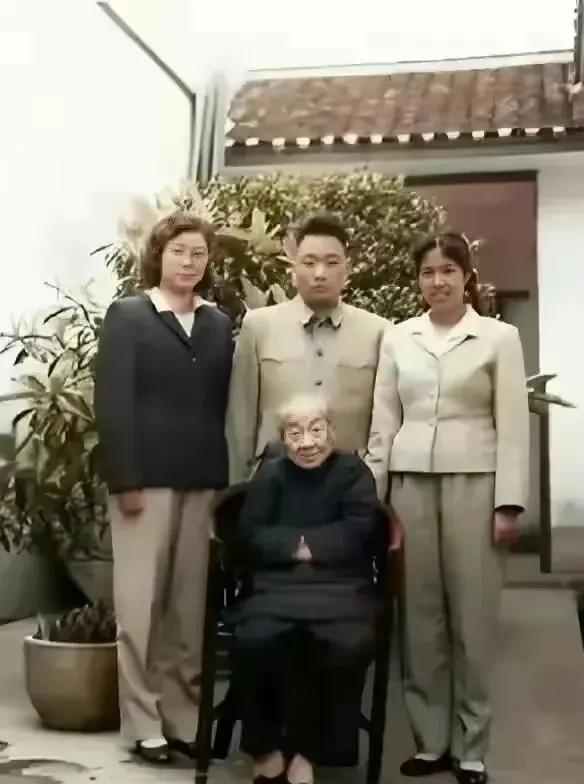 这是毛岸青给妈妈扫墓的8张照片，一句“妈妈好想你”令人泪目