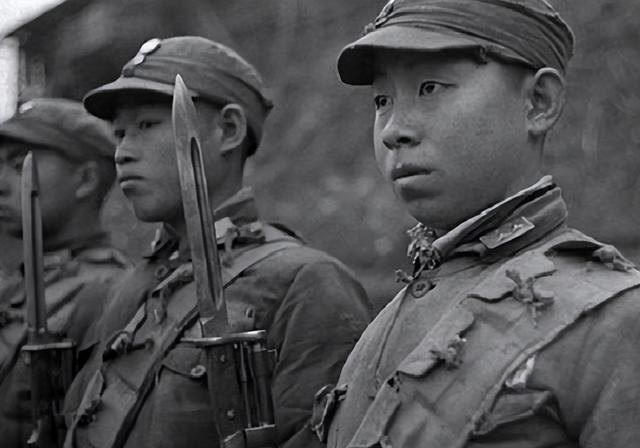 他是原南京军区司令员，77年被华国锋同志点名批评，后被开除党籍