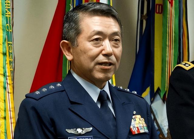 中国对日本“去军事化	”，对日禁令立即生效	，高市军国梦被彻底打碎