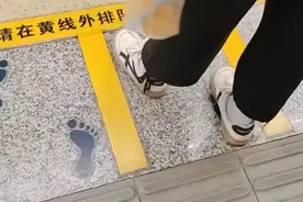 外国人通过站姿识别中国人？老外:只有中国人这么站，日韩不这样图片