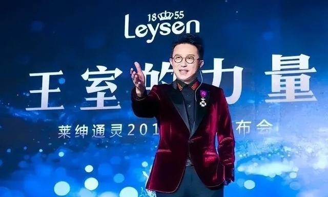 出轨、背刺亲家，被赶出豪门，靠当“赘婿”爬上巅峰的他现状如何