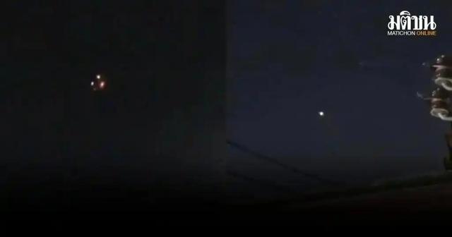 飞机遭遇银色不明飞行物，悬在半空中，离机翼很近