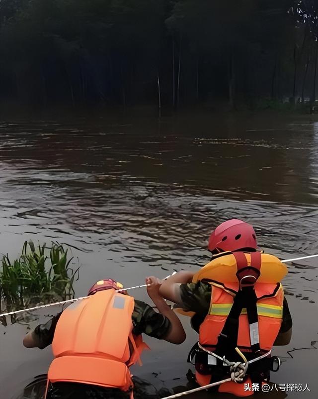 揪心！18人到承德避暑遇山洪，凌晨3点被叫醒逃生，4辆车全被冲走