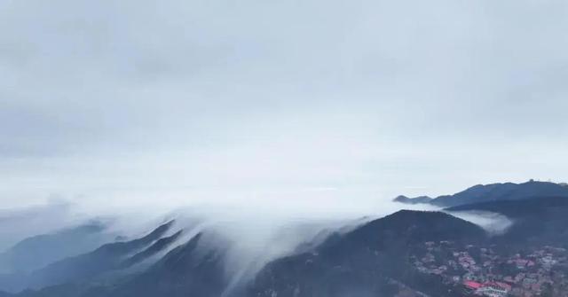 庐山：云瀑千仞泻汉阳双峰立