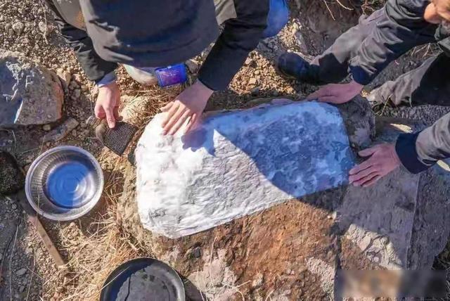 驴友立大功！北京深山惊现1800年界碑，这三个字改写历史