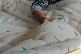 父亲走后我9年没回娘家，正月十四刚到村口，就被三个侄子拉住了图片