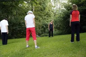 偏瘫后如何练出自然步态？每天5个关键训练告别“划圈腿”图片