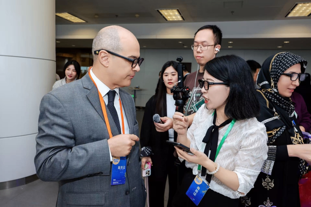 夸克AI眼镜获多名驻华使节点赞：实时翻译促进沟通，展现中国AI创新能力