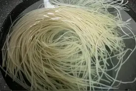 家里有粉条的留意，用水泡一泡，出现这情况不建议再吃，涨知识了图片