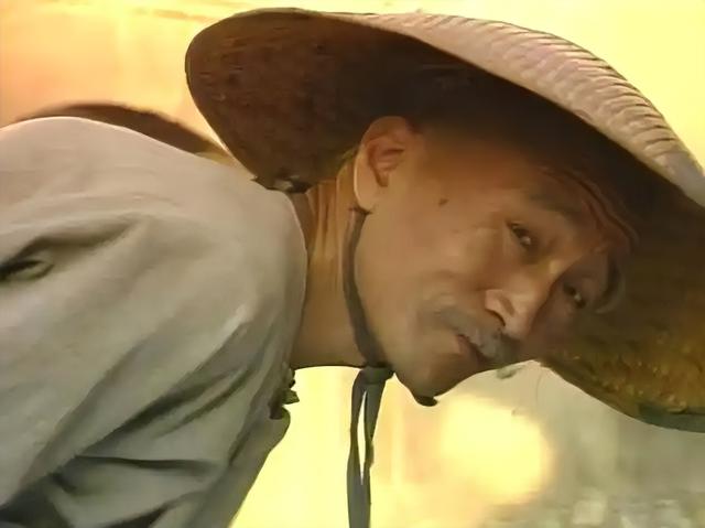 79岁李保田现状：定居山东衰老明显，儿子李彧太像父亲的“翻版”