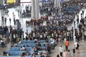 暑运首日 太原南站乘车大厅内旅客有序乘车图片