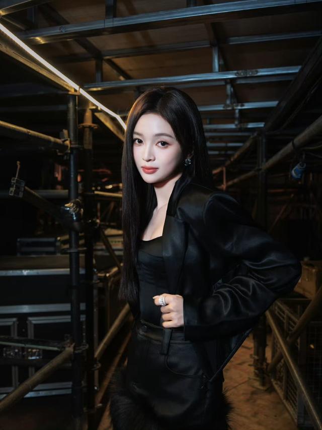吴宣仪御姐范写真，黑色长筒靴穿搭霸气十足