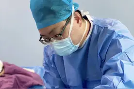 做完吸脂手术后，女子跳广场舞突然腹痛，深夜求助，原来误解医嘱图片