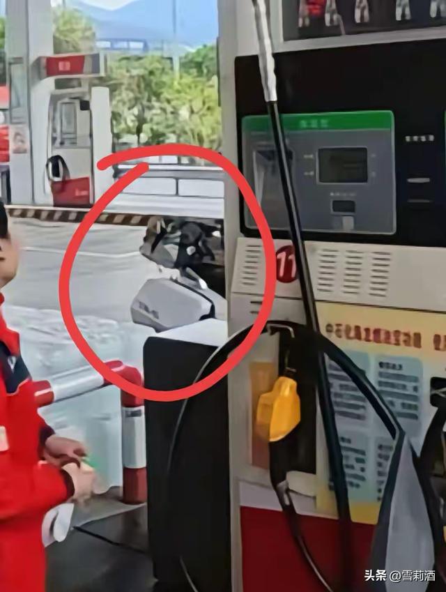 摩友故意喷洒燃油后续：车主狂妄真容曝光社死，女孩辞职惹众怒